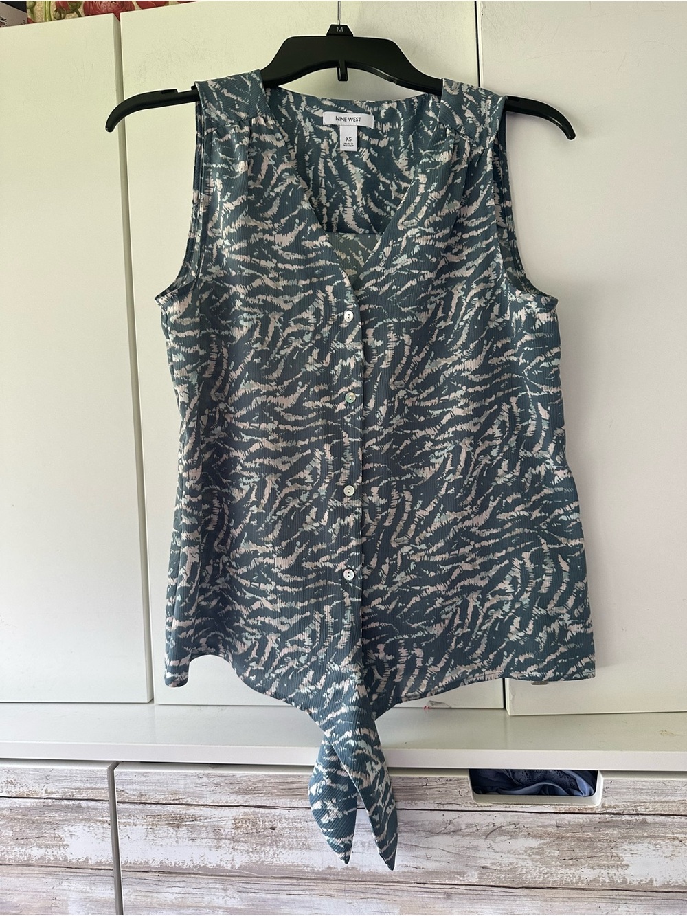 🩶 Nine West Zebra Print Tie Front Sleeveless Blouse XS Blue Gray Top